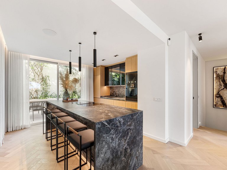 Town House for Sale in The Golden Mile, Malaga 3