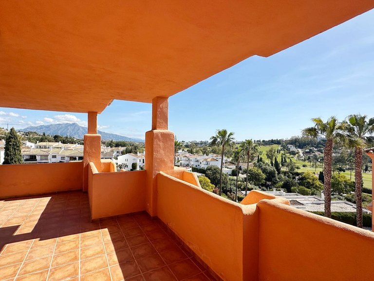 Apartment for Sale in El Paraiso, Malaga 1