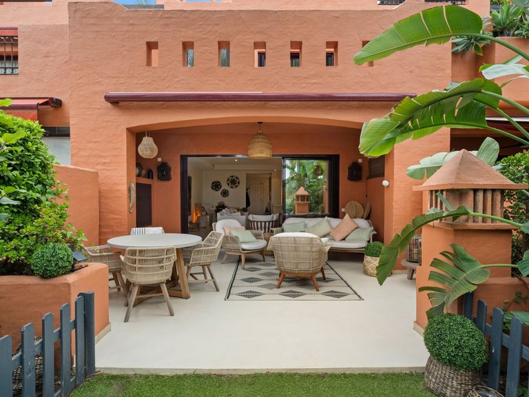 Villa for Sale in The Golden Mile, Malaga 1
