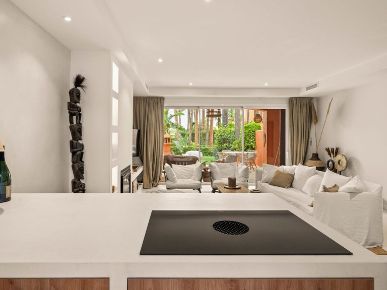 Villa for Sale in The Golden Mile, Malaga 11