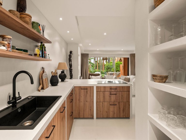 Villa for Sale in The Golden Mile, Malaga 12
