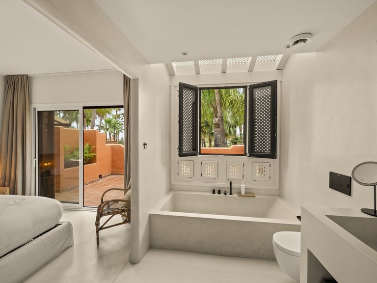 Villa for Sale in The Golden Mile, Malaga 21