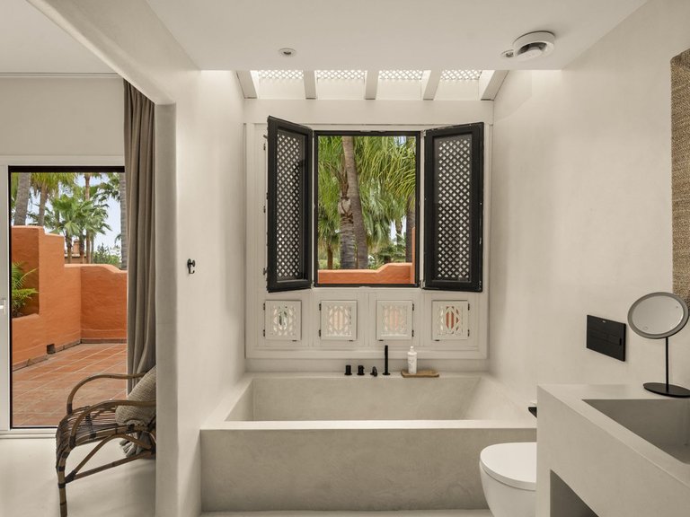 Villa for Sale in The Golden Mile, Malaga 22
