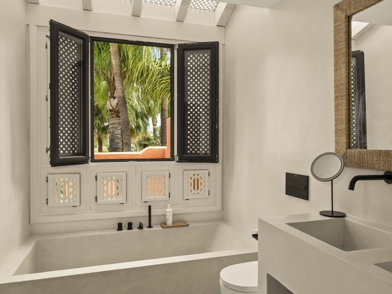 Villa for Sale in The Golden Mile, Malaga 23