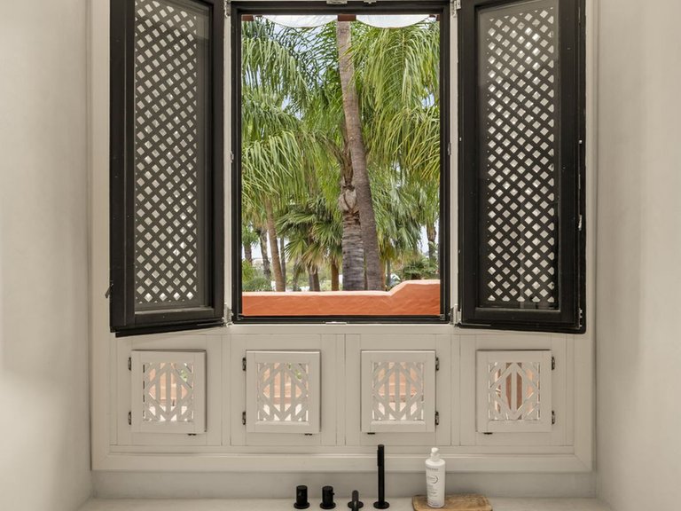 Villa for Sale in The Golden Mile, Malaga 24