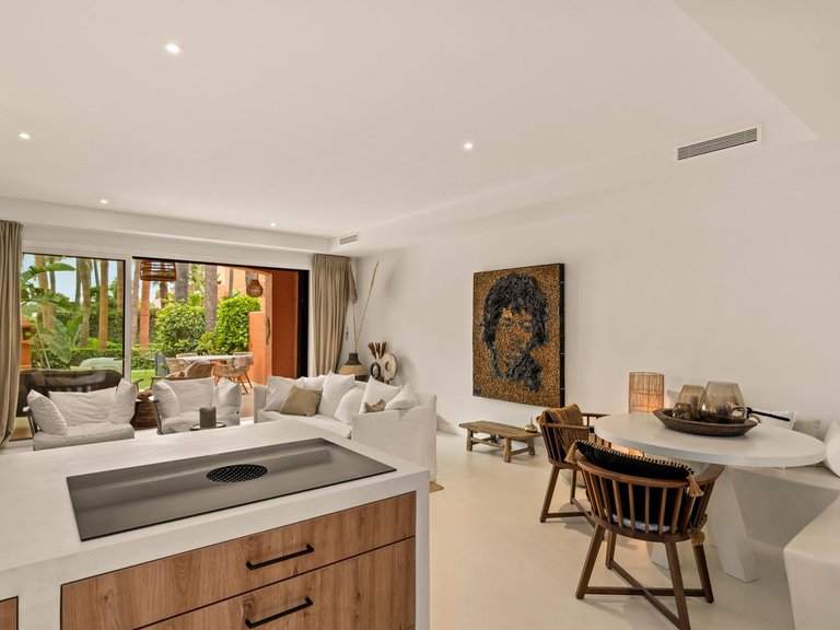 Villa for Sale in The Golden Mile, Malaga 9