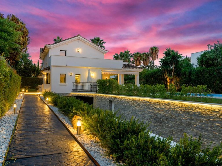 Villa for Sale in Costa del Sol Nueva Andalucía, Malaga 1