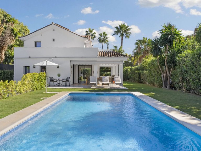 Villa for Sale in Costa del Sol Nueva Andalucía, Malaga 11
