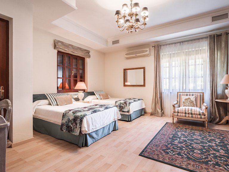 Villa for Sale in The Golden Mile, Malaga 12
