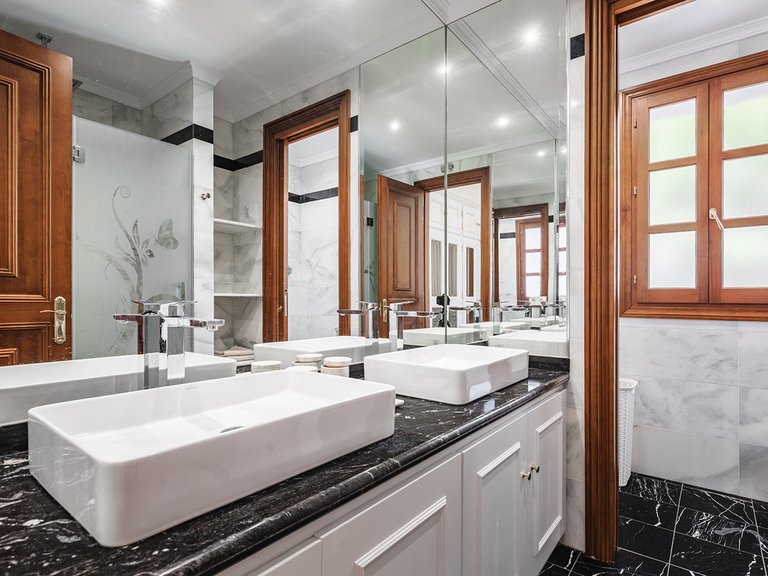 Villa for Sale in The Golden Mile, Malaga 13