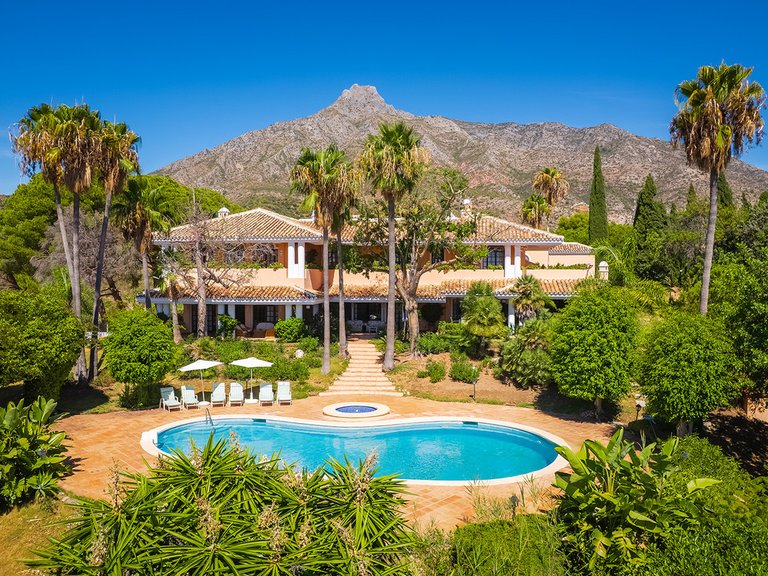 Villa for Sale in The Golden Mile, Malaga 2