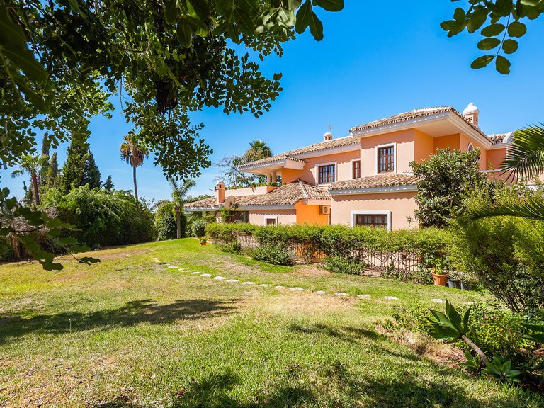 Villa for Sale in The Golden Mile, Malaga 48