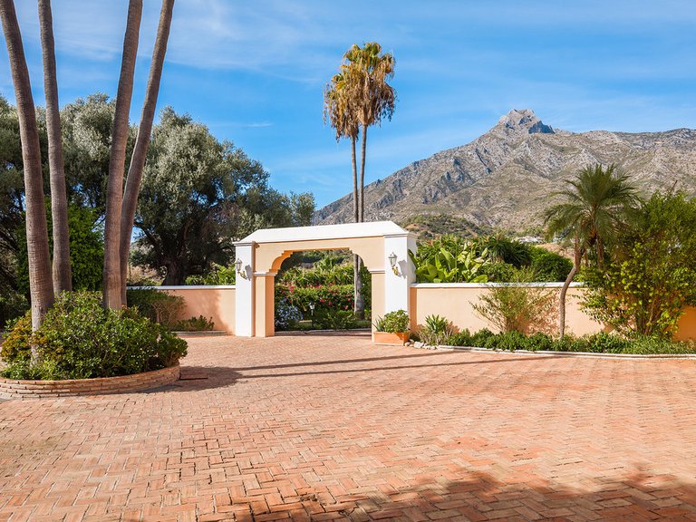 Villa for Sale in The Golden Mile, Malaga 52