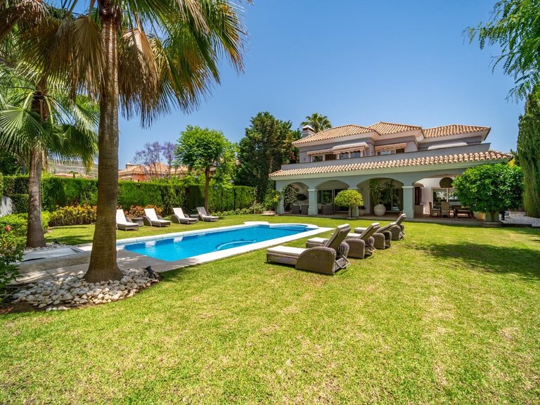Villa for Sale in Nueva Andalucía, Malaga 1