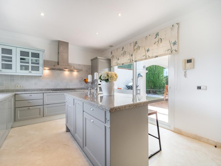 Villa for Sale in Nueva Andalucía, Malaga 10
