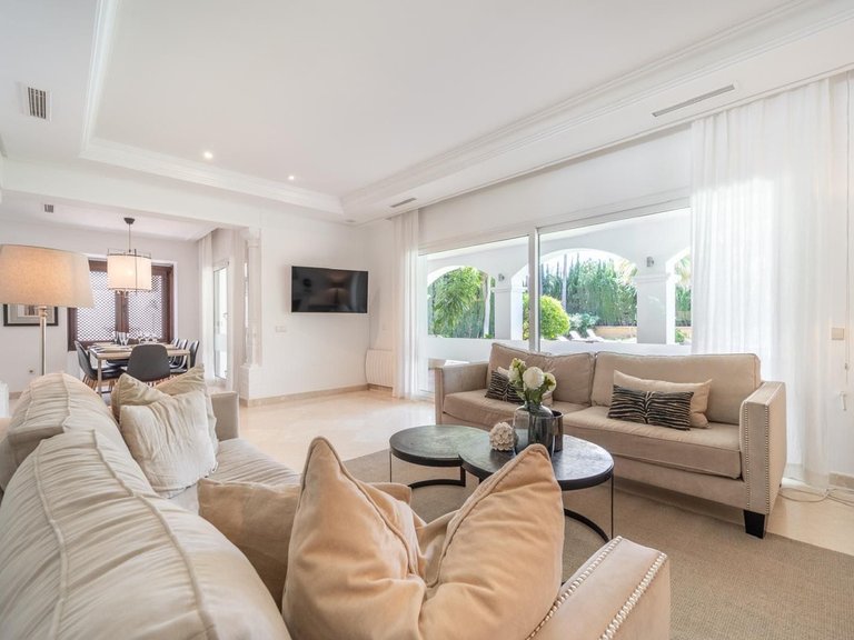 Villa for Sale in Nueva Andalucía, Malaga 11