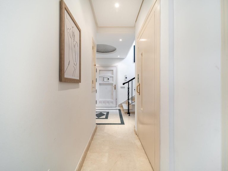 Villa for Sale in Nueva Andalucía, Malaga 28