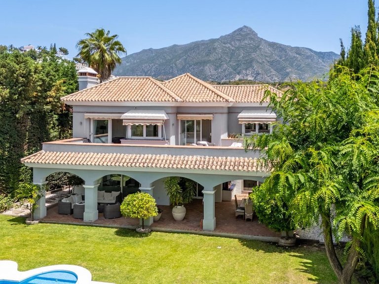 Villa for Sale in Nueva Andalucía, Malaga 39