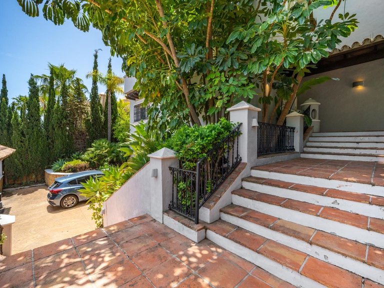 Villa for Sale in Nueva Andalucía, Malaga 6