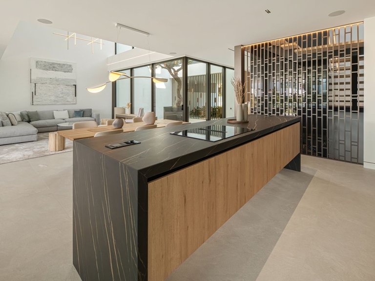 Villa for Sale in The Golden Mile, Malaga 12
