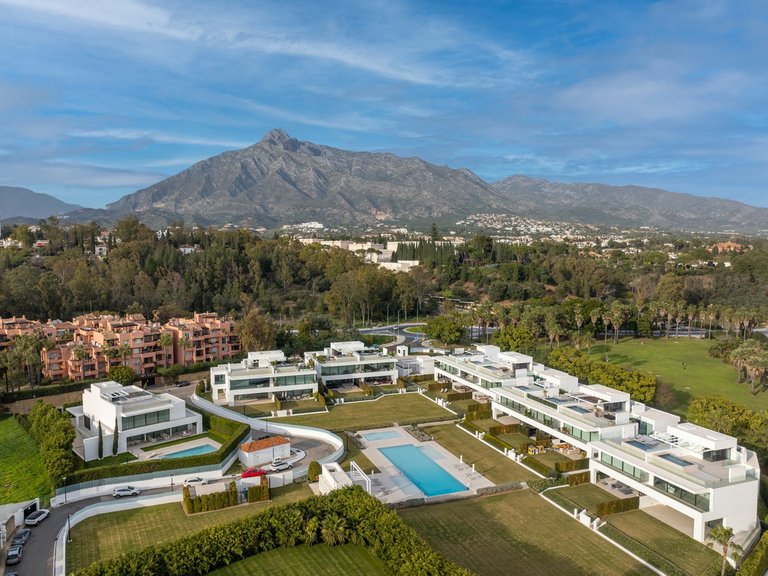 Villa for Sale in The Golden Mile, Malaga 2