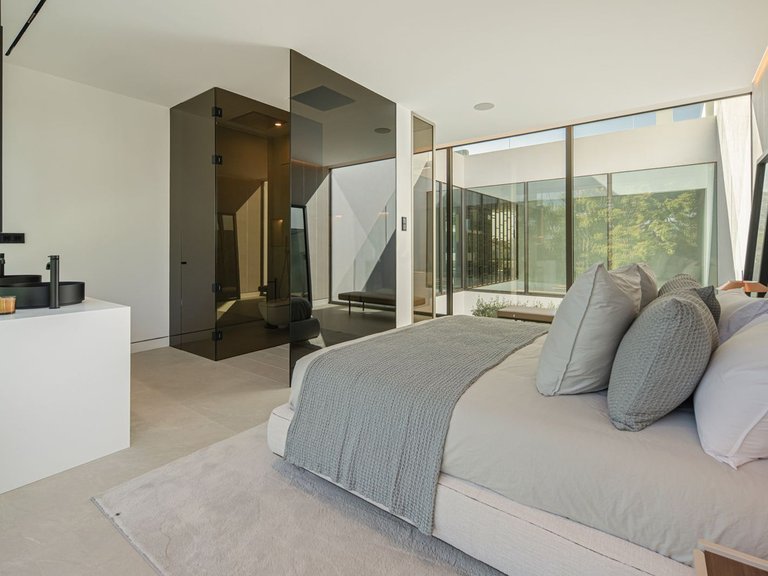 Villa for Sale in The Golden Mile, Malaga 26