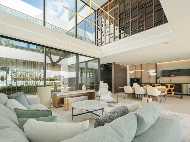 Villa for Sale in The Golden Mile, Malaga 4