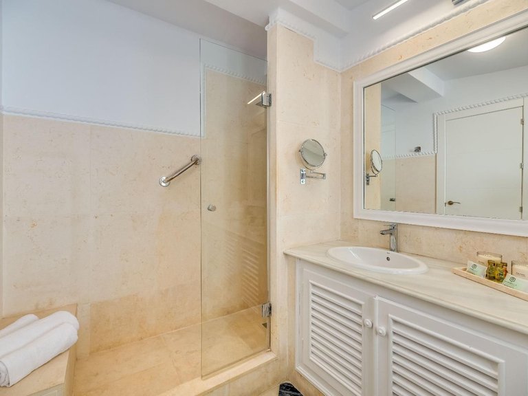 Villa for Sale in Nueva Andalucía, Malaga 25