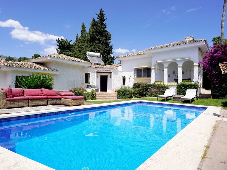 Villa for Sale in Sierrezuela, Malaga 1