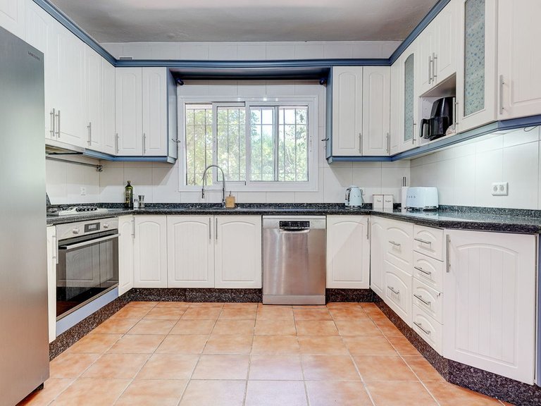 Villa for Sale in Sierrezuela, Malaga 9