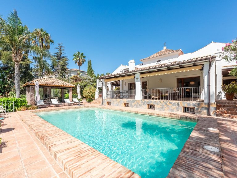 Villa for Sale in El Paraiso, Malaga 1