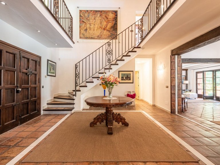 Villa for Sale in El Paraiso, Malaga 11
