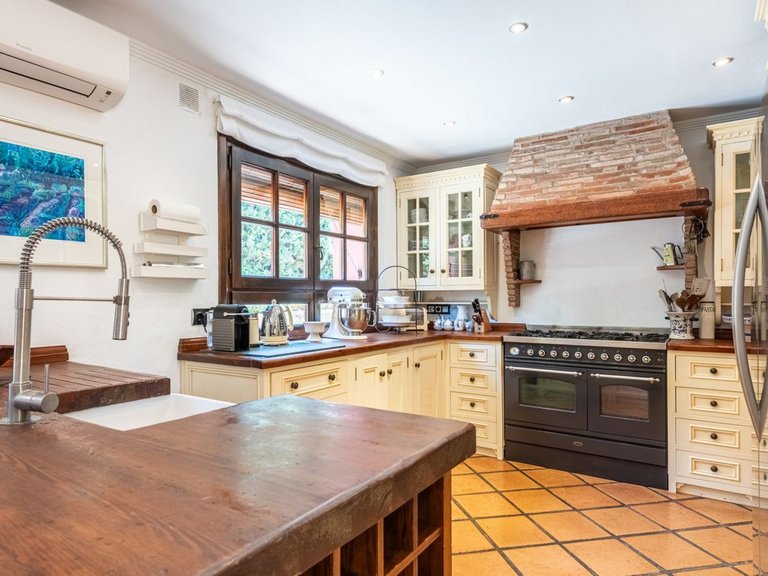 Villa for Sale in El Paraiso, Malaga 14