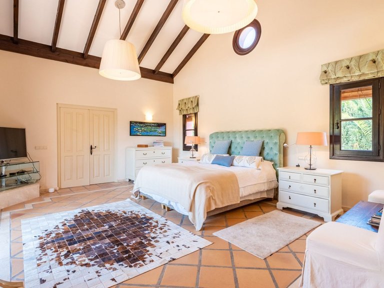 Villa for Sale in El Paraiso, Malaga 18