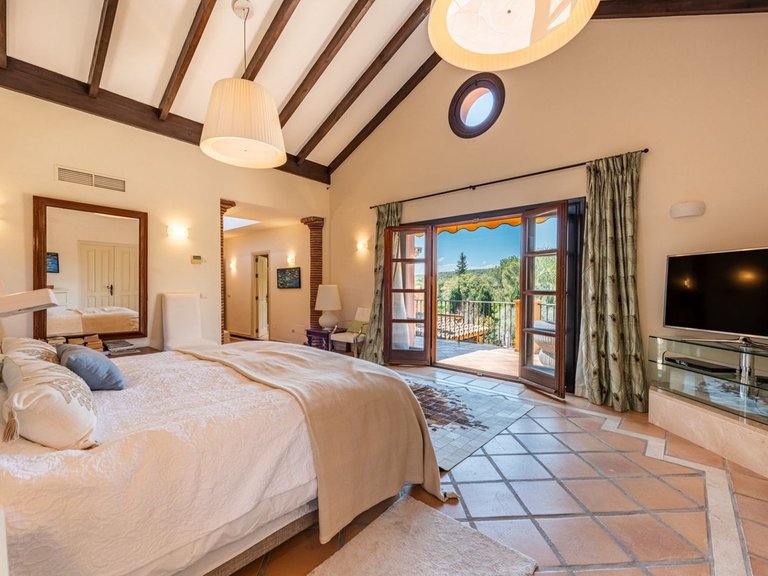 Villa for Sale in El Paraiso, Malaga 19
