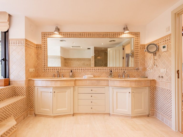Villa for Sale in El Paraiso, Malaga 20