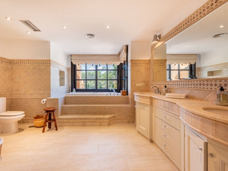 Villa for Sale in El Paraiso, Malaga 21