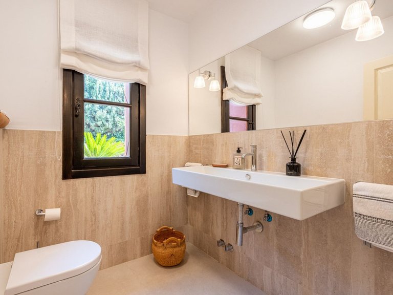 Villa for Sale in El Paraiso, Malaga 25
