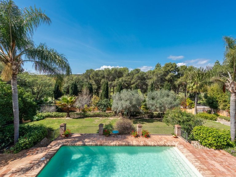 Villa for Sale in El Paraiso, Malaga 3