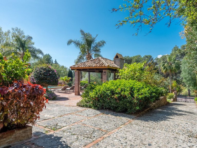 Villa for Sale in El Paraiso, Malaga 41