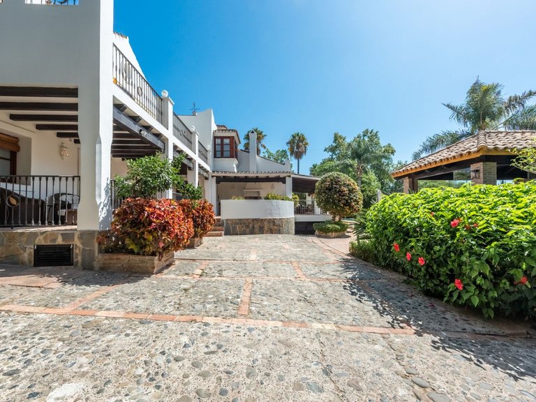 Villa for Sale in El Paraiso, Malaga 42