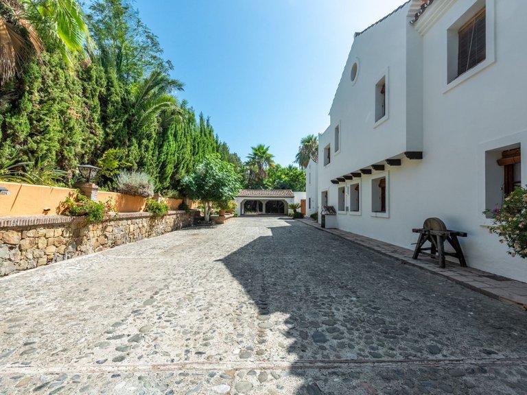 Villa for Sale in El Paraiso, Malaga 43