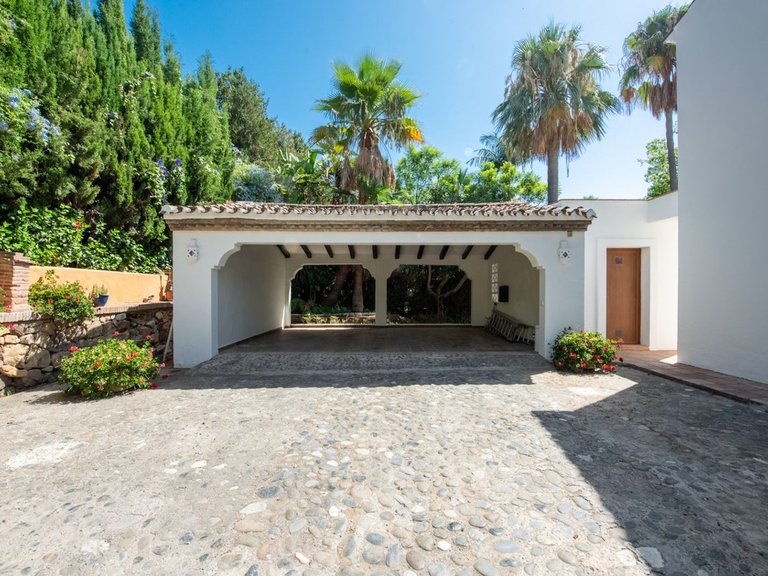 Villa for Sale in El Paraiso, Malaga 44