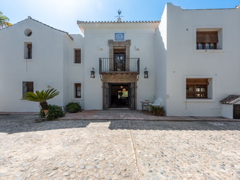 Villa for Sale in El Paraiso, Malaga 45