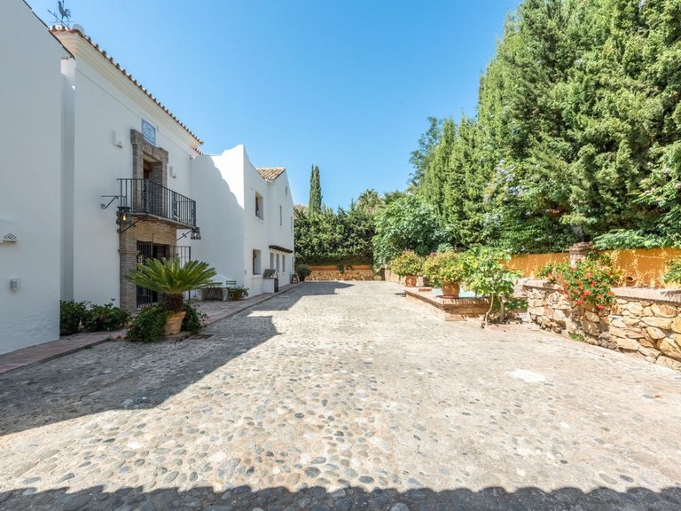 Villa for Sale in El Paraiso, Malaga 46