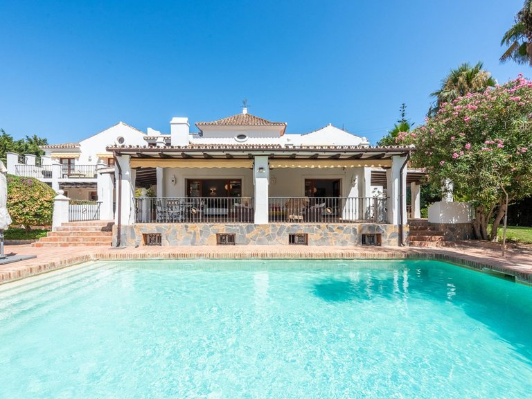 Villa for Sale in El Paraiso, Malaga 5
