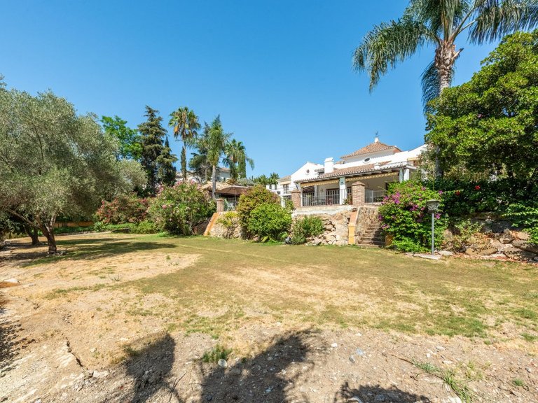 Villa for Sale in El Paraiso, Malaga 8