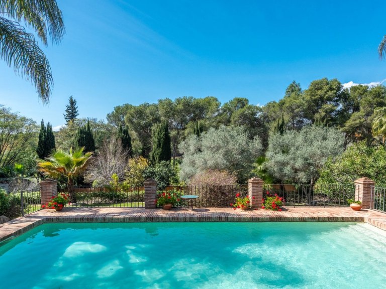Villa for Sale in El Paraiso, Malaga 9