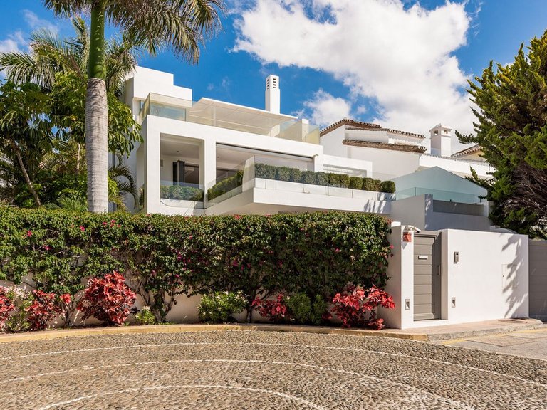 Villa for Sale in The Golden Mile, Malaga 1