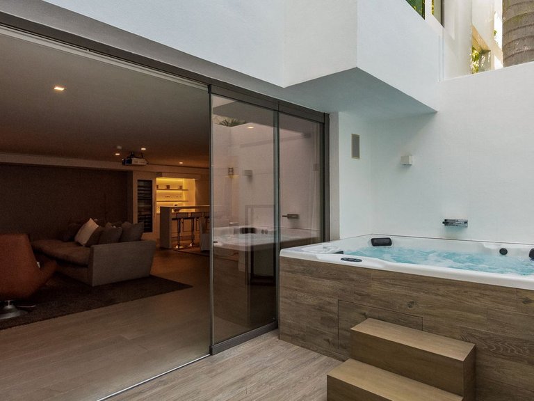 Villa for Sale in The Golden Mile, Malaga 31